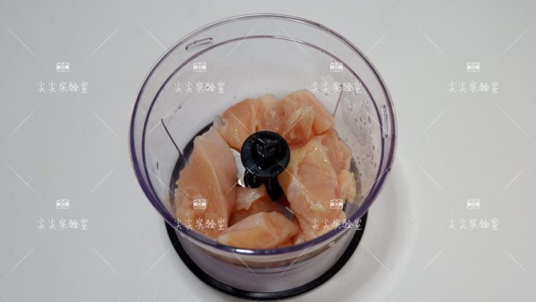 燕麦菠菜鸡肉丸,<a style='color:red;display:inline-block;' href='/shicai/ 101'>鸡胸肉</a>洗净,切成小块放入料理机