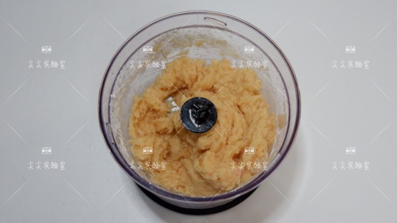 燕麦菠菜鸡肉丸,继续在料理机中搅打均匀
