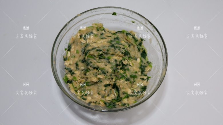 燕麦菠菜鸡肉丸,翻拌均匀。