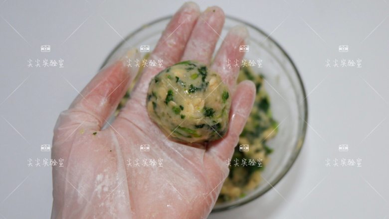 燕麦菠菜鸡肉丸,煮开一锅水,带上手套团丸子,团一个下一个
