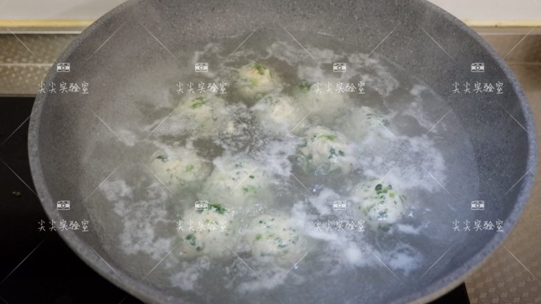 燕麦菠菜鸡肉丸,全部下好,煮熟捞出即可
