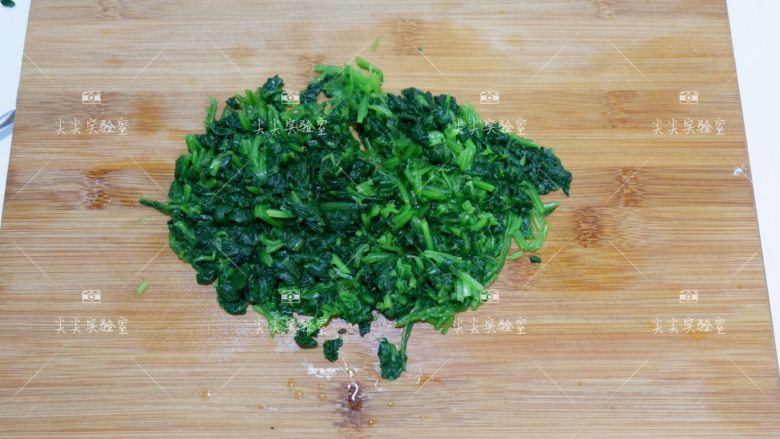 燕麦菠菜鸡肉丸,取出攥干水分剁碎备用