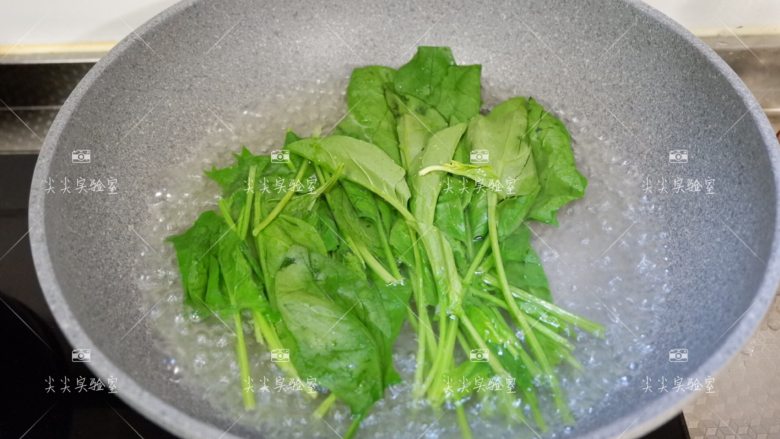 燕麦菠菜鸡肉丸,锅中加一小撮盐煮开水,下<a style='color:red;display:inline-block;' href='/shicai/ 117'>菠菜</a>焯水至软。