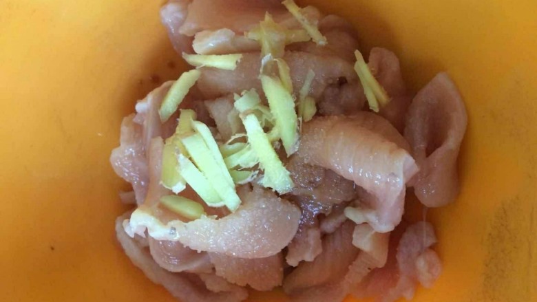 鸡胸肉滑藕片,<a style='color:red;display:inline-block;' href='/shicai/ 101'>鸡胸肉</a>切薄片,加生姜,料酒,生抽腌制20分钟