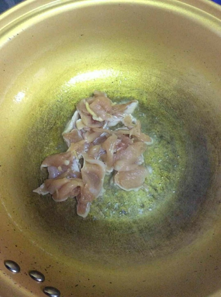 鸡胸肉滑藕片,锅内少许油烧热,鸡胸肉倒入翻炒2分钟盛出