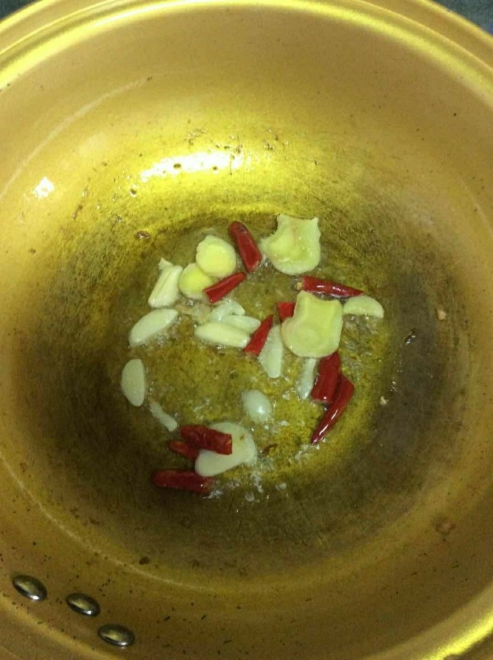 鸡胸肉滑藕片,适量油加热放入生姜,蒜瓣,干辣椒段炒出香味