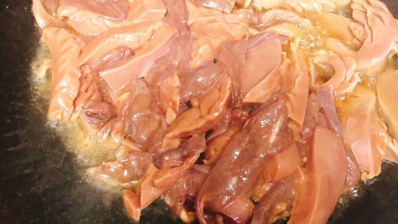 肝腰合炒,炒锅中放入食用油,待锅中油烟出来了(9成油温)倒入<a style='color:red;display:inline-block;' href='/shicai/ 134569'>红花椒</a>,蒜片,腰花和猪肝片迅速翻炒10秒钟,炒至变色。