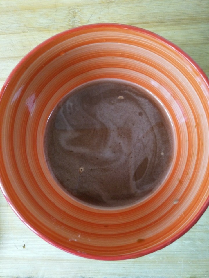 鸡胸肉滑藕片,少许盐,2勺白糖,2勺生抽,1勺淀粉,1勺醋调好料碗