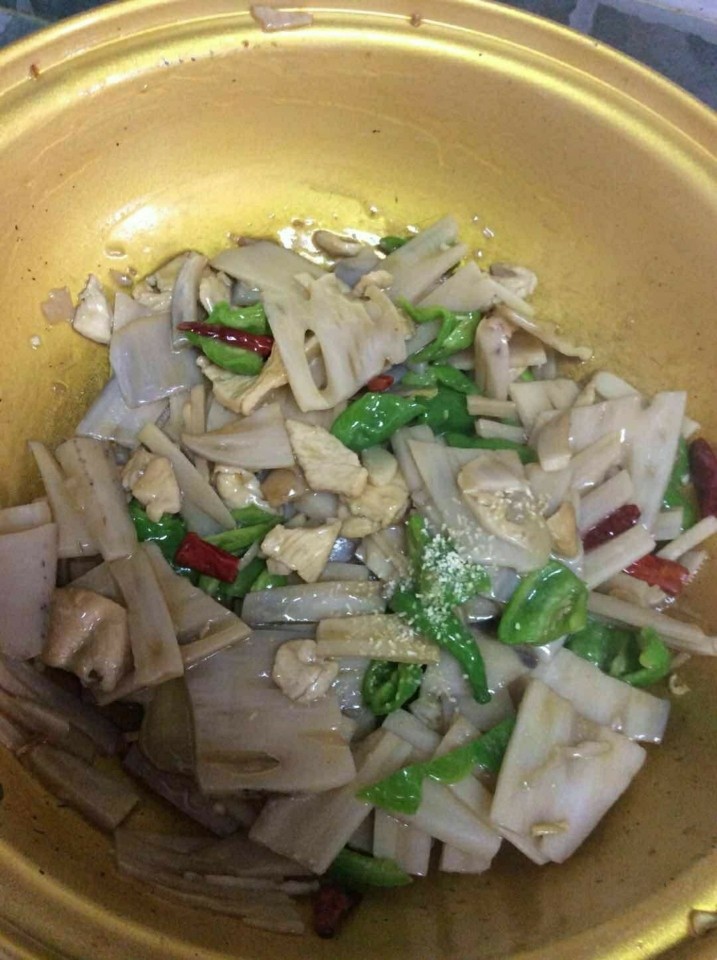 鸡胸肉滑藕片,将调好的料碗倒入锅内翻炒一下,加少许鸡精