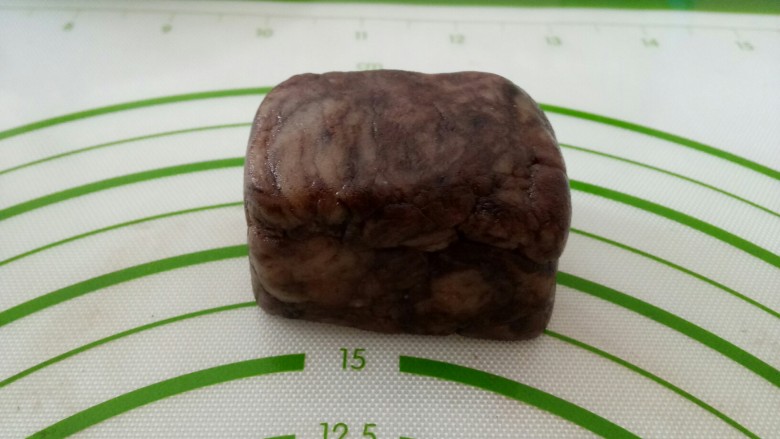 多种口味的曲奇饼干,用按压,再叠加的手法整形。