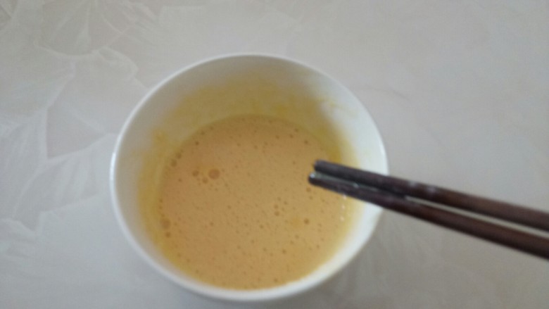 蒸牛奶鸡蛋羹,<a style='color:red;display:inline-block;' href='/shicai/ 59311'>鸡蛋液</a>搅打均匀。