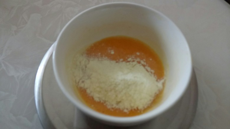 蒸牛奶鸡蛋羹,倒入<a style='color:red;display:inline-block;' href='/shicai/ 1124'>奶粉</a>。