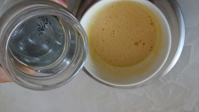 蒸牛奶鸡蛋羹,加入凉白开。