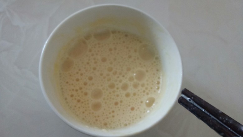 蒸牛奶鸡蛋羹,搅拌均匀。