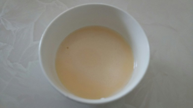 蒸牛奶鸡蛋羹,过筛。