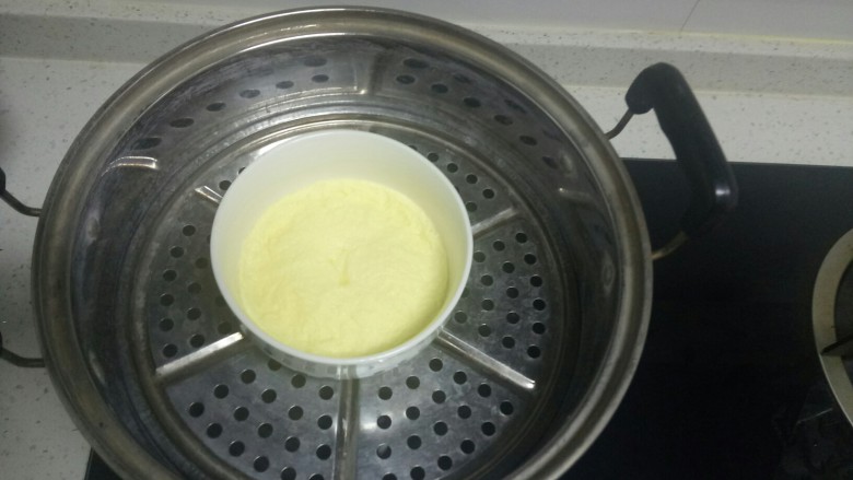 蒸牛奶鸡蛋羹,<a style='color:red;display:inline-block;' href='/shicai/ 156925'>水</a>开后放入锅中，中火蒸6分钟。