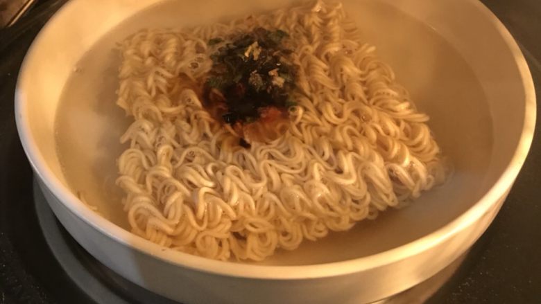 芝士火腿蛋方便面,放入调味料，搅拌均匀，中火叮2分钟