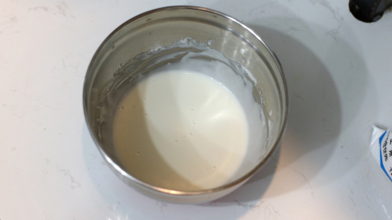 低脂豆乳天使蛋糕卷,过筛加入烘焙用米粉,“之”字形手法混合至看不到干粉颗粒。放在一边备用。