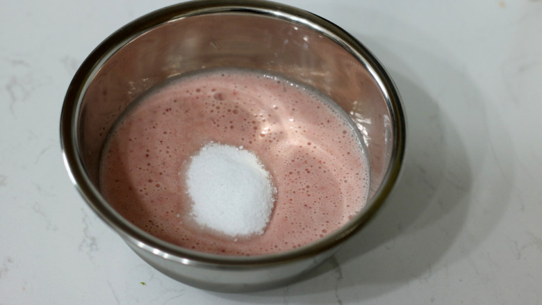 低脂豆乳天使蛋糕卷,把【步骤11】倒入锅中,加入砂糖小火煮开后关火