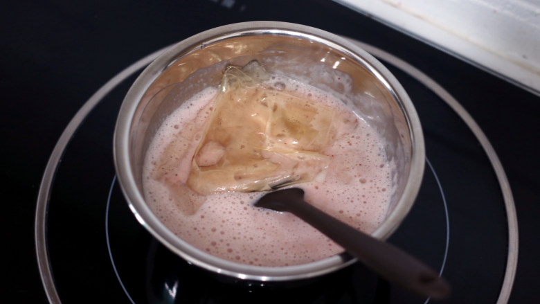 低脂豆乳天使蛋糕卷,泡软的吉利丁片挤干水分加入到【步骤12】中,利用余温搅拌至完全融化