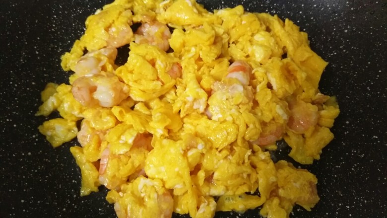 一招教你做滑蛋虾仁
,慢慢翻炒至鸡蛋液裹住虾仁,可以用筷子轻轻划开。