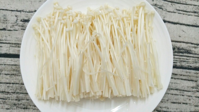 快手菜――剁椒金针菇 ,捞出金针菇沥干水份,摆在盘中。