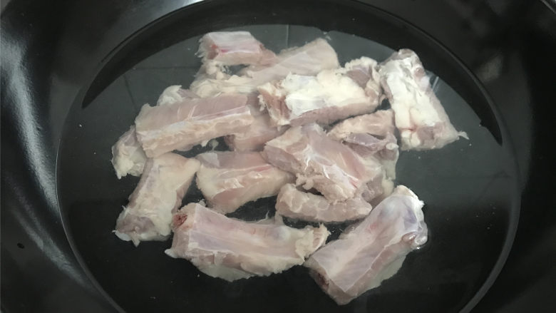 红酒糟排骨,冷水入锅,锅中放没过排骨的水,煮开后把排骨焯一下。