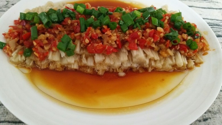 快手菜――剁椒金针菇 ,锅内放少量油烧热,开始冒烟的时候就可以关火了,淋在葱花和剁椒上面即可。