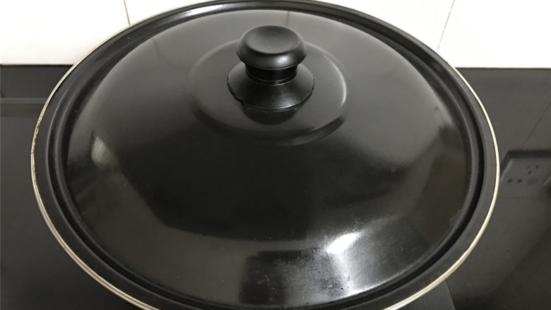 红酒糟排骨,大火煮开后转中小火,焖煮至排骨酥烂。