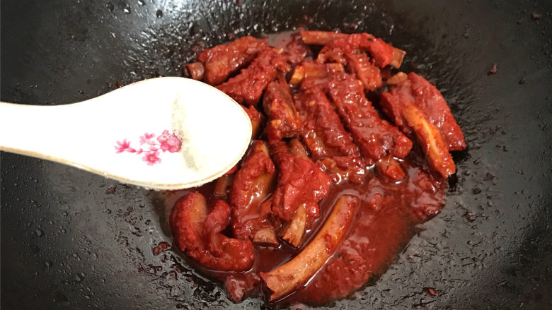 红酒糟排骨,加入适量的<a style='color:red;display:inline-block;' href='/shicai/ 10588'>糖</a>调味,大火收汁至浓稠即可出锅。