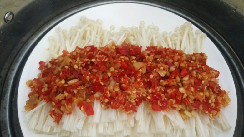 快手菜――剁椒金针菇 ,锅内放水煮沸后放入金针茹蒸7分钟左右。