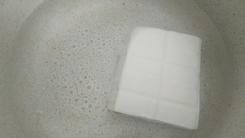 什锦豆腐羹,你不确定来一份吗 ,准备好所有材料,豆腐放入沸水中焯1分钟。