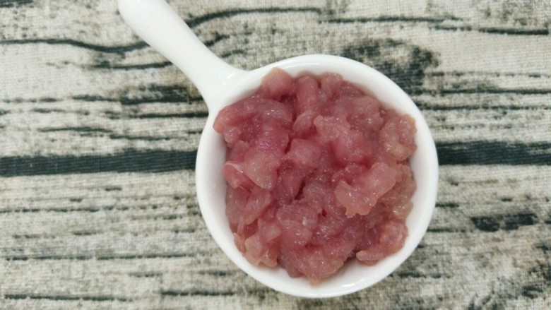 什锦豆腐羹,你不确定来一份吗 ,瘦肉洗净切末。