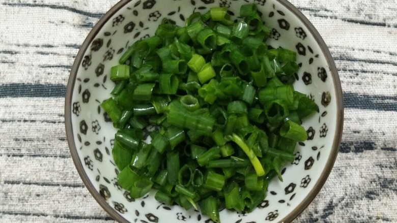 什锦豆腐羹,你不确定来一份吗 ,<a style='color:red;display:inline-block;' href='/shicai/ 3250'>葱</a>洗净切末。