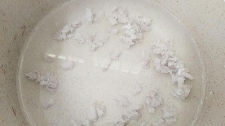 什锦豆腐羹,你不确定来一份吗 ,锅中放入适量水烧开后把猪肉末加入。