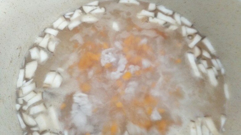 什锦豆腐羹,你不确定来一份吗 ,再把蘑菇,胡萝卜放入锅中,用筷子稍微把肉划散,中火煮4分钟。