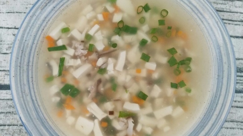 什锦豆腐羹,你不确定来一份吗 ,最后洒上葱花即可出锅。