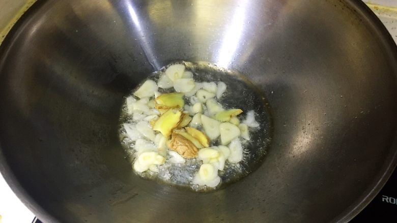 油焖基围虾,炒香蒜跟姜片,喜欢辣的还可以放辣椒🌶️