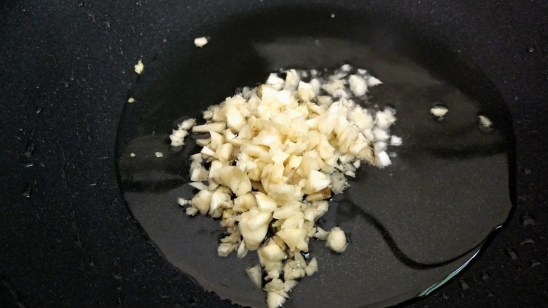 只需一种调味料做~西红柿打卤面,锅中倒入少许的油,下2/3蒜未