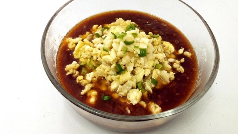 只需一种调味料做~西红柿打卤面,加入鸡蛋,剩余的蒜未,少许<a style='color:red;display:inline-block;' href='/shicai/ 847'>香油</a>,卤汁就好啦