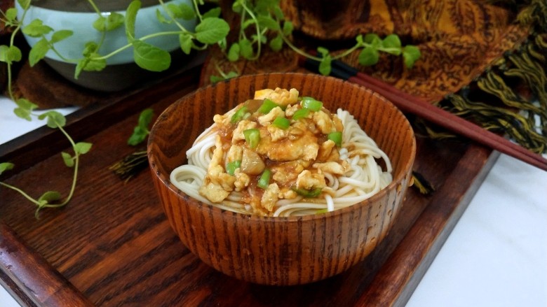 只需一种调味料做~西红柿打卤面,装入碗里,淋上卤汁拌匀即可