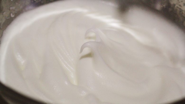 肉松小贝,下面开始打发蛋白,同时提前180度预热烤箱。蛋清中滴入几滴柠檬汁或者白醋,加入10克糖,用打蛋器最高速打发蛋清。出现粗泡且蛋清体积明显变大后,加入10克糖,转为低速打发蛋清,直到蛋清变得细腻有光泽,打蛋头提起后呈小弯钩状。