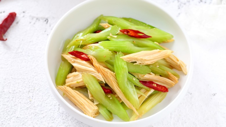 西芹拌腐竹,一道适合夏季的清爽凉拌小菜就做好了,没食欲的时候吃这个最开胃了!