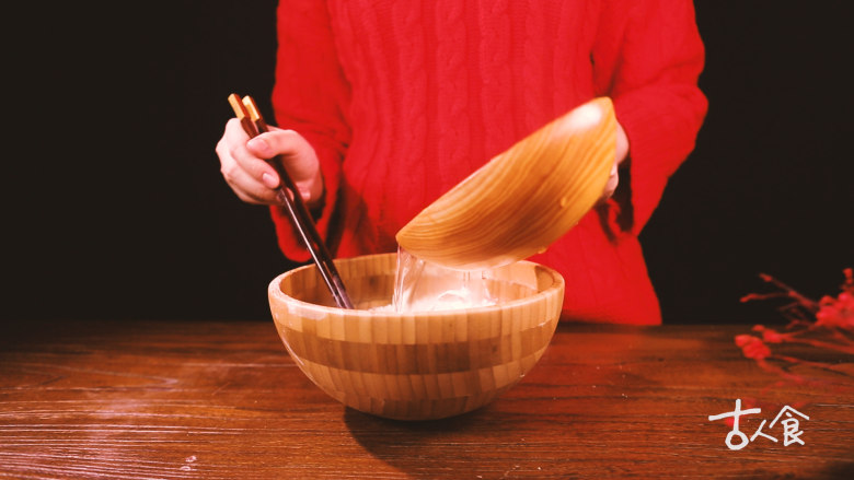 【清·四喜饺子】,开水、凉水和面,待略凉后,用手和成团,饧面15分钟。