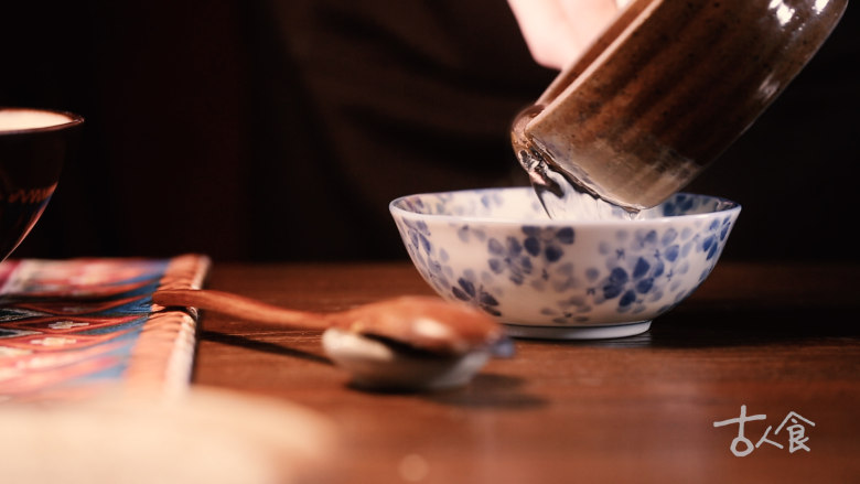 【清·麻团】圆圆麻团儿,裹进甜蜜,揉得团圆,将砂糖放到开<a style='color:red;display:inline-block;' href='/shicai/ 156925'>水</a>中搅拌融化。