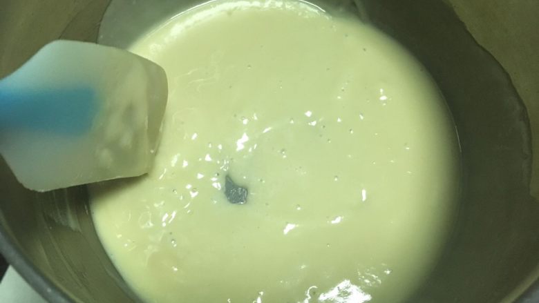 古早味蛋糕,用刮刀搅拌均匀,无面粉颗粒