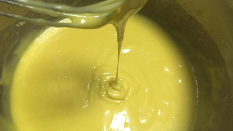 古早味蛋糕,用蛋抽搅拌均匀,面糊顺滑