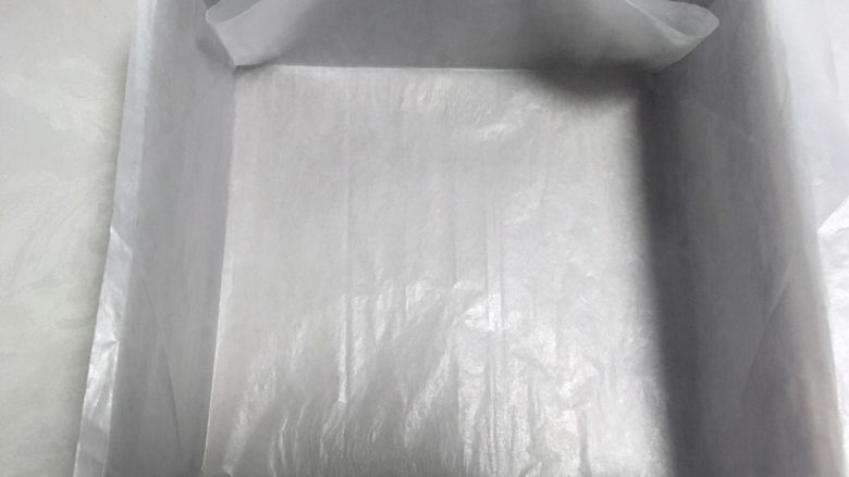 古早味蛋糕,我用的10寸方模,模具比较高,模具低一点的,建议侧面垫个纸板,纸板最好包裹上锡纸