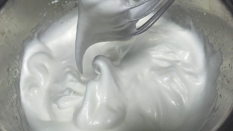 古早味蛋糕,分三次加入细砂糖,打蛋器打发至湿性发泡,烤箱预热160度
