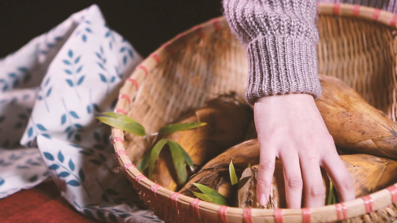 【清·笋幢】一幢冬笋纳荤鲜,你是否已在思念家中那幢暖屋,大个鲜<a style='color:red;display:inline-block;' href='/shicai/ 43'>冬笋</a>,剥去笋衣,切掉老根,刮平笋身;